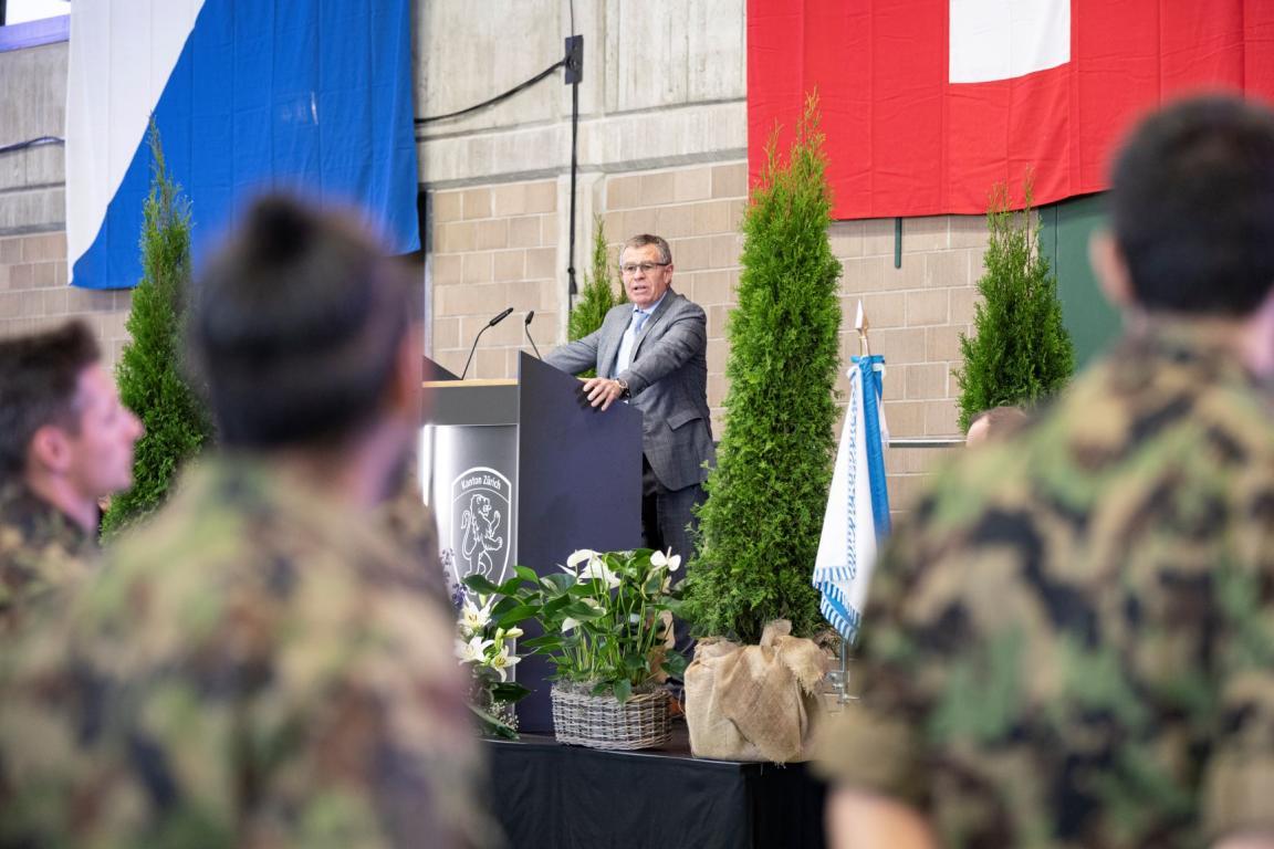 Regierungsrat Ernst Stocker verabschiedet Armeeangehörige