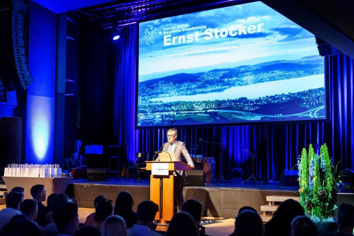 Regierungspräsident Ernst Stocker am Rednerpult.