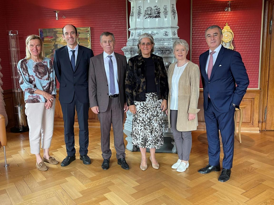 Regierungspräsident mit der spanischen Botschafterin.