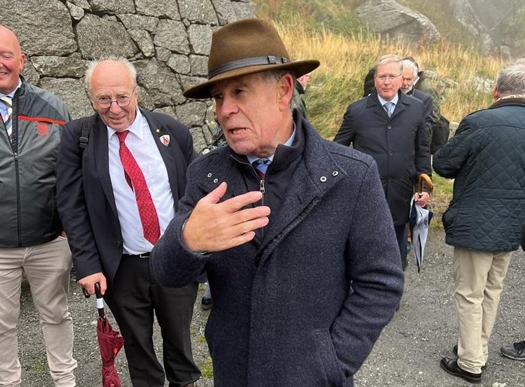 Regierungspräsident Ernst Stocker bei der Teufelsbrücke