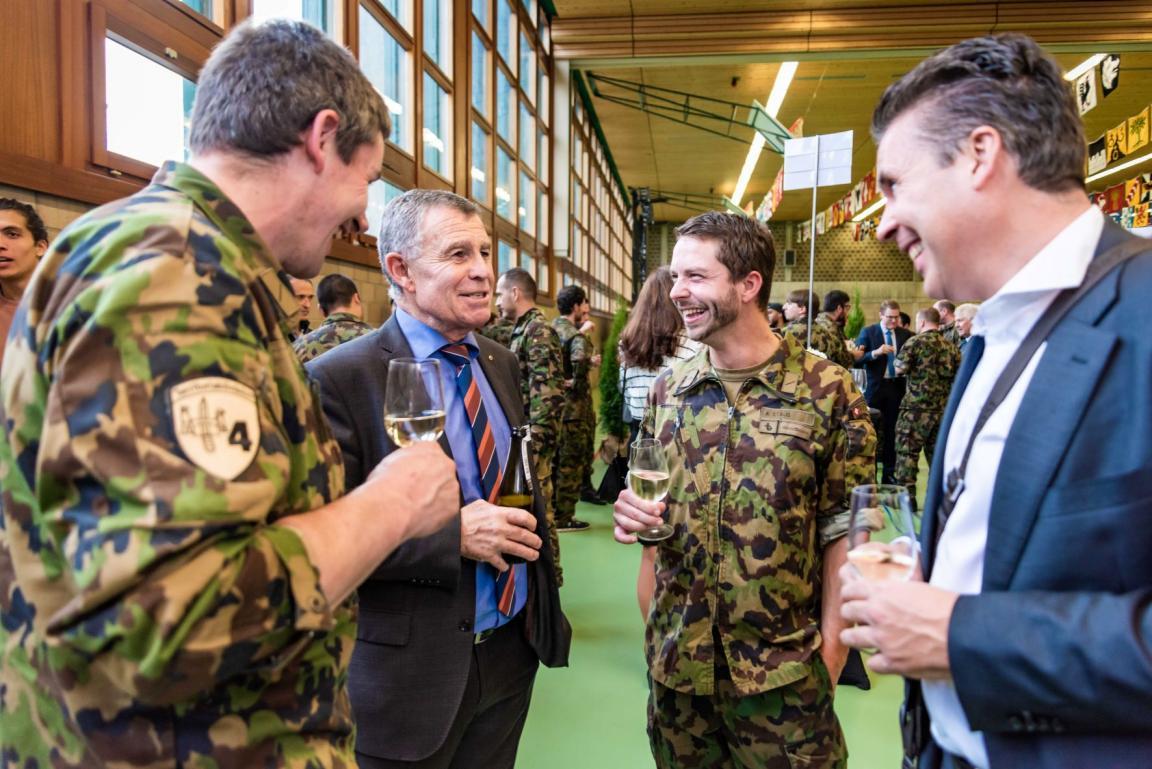 Regierungspräsident Ernst Stocker stösst mit ehemaligen Angehörigen der Armee an