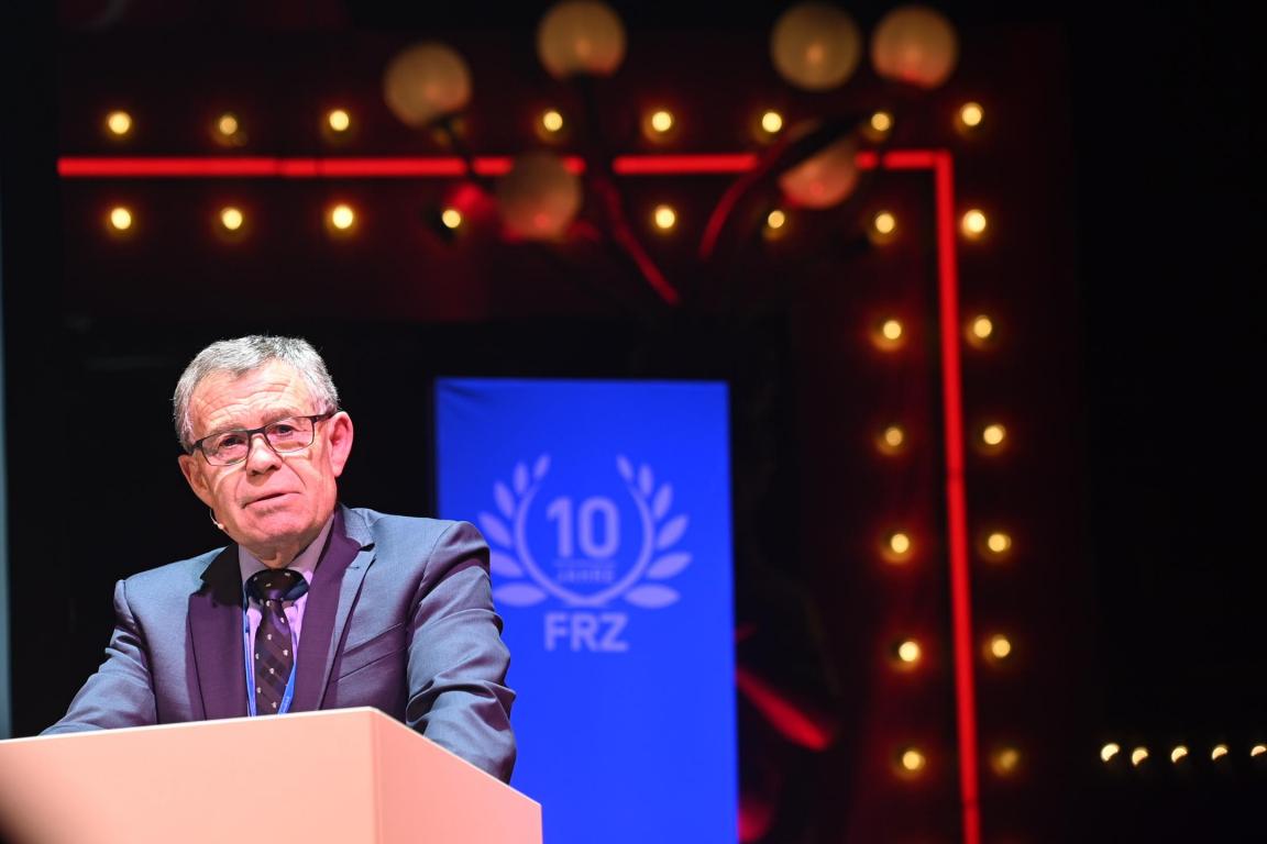 Regierungspräsident Ernst Stocker überbringt der Flughafenregion Zürich die besten Glückwünsche