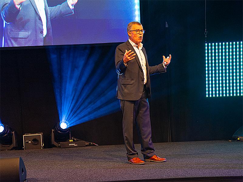 Regierungsrat Ernst Stocker spricht auf einer Bühne zu den Ausstellern an der Büli-Mäss