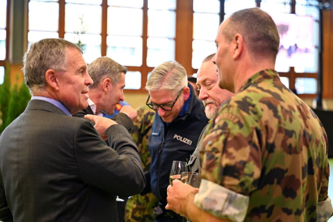 Regierungsrat Ernst Stocker spricht am Rand einer Entlassungsfeier mit Armeeangehörigen