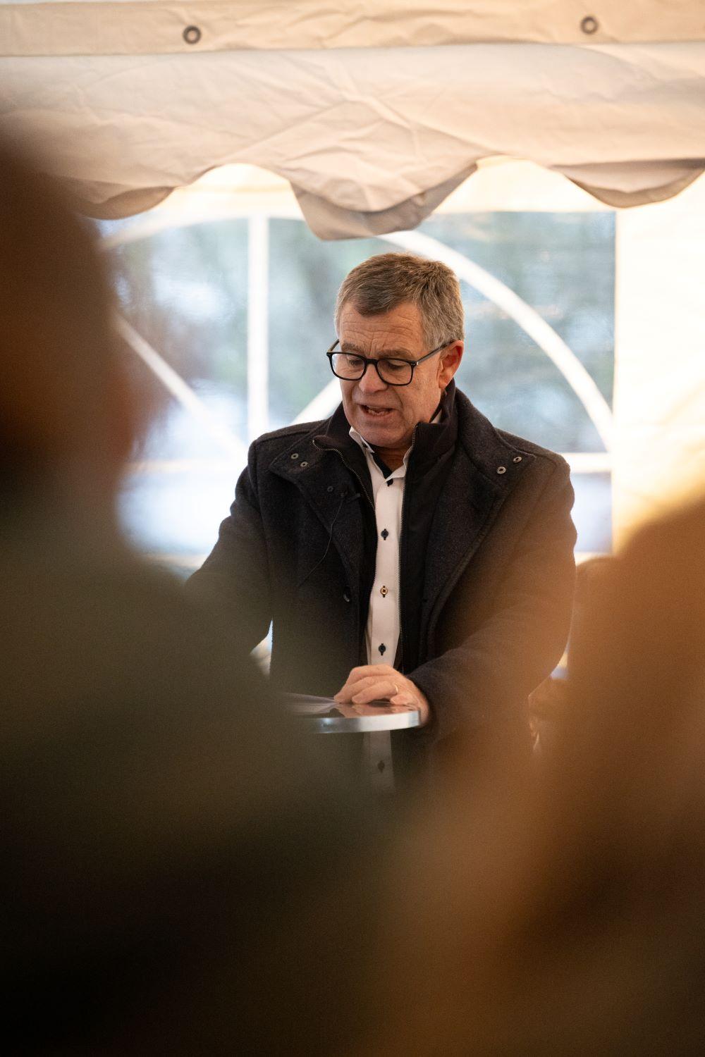 Regierungsrat Ernst Stocker spricht an der Feier zum Spatenstich für das Kinderhospiz Flamingo