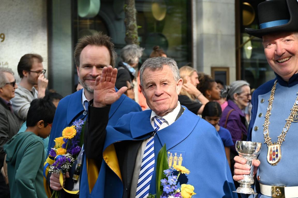 Regierungsrat Ernst Stocker winkt am Sechseläutenumzug 2024 in die Kamera