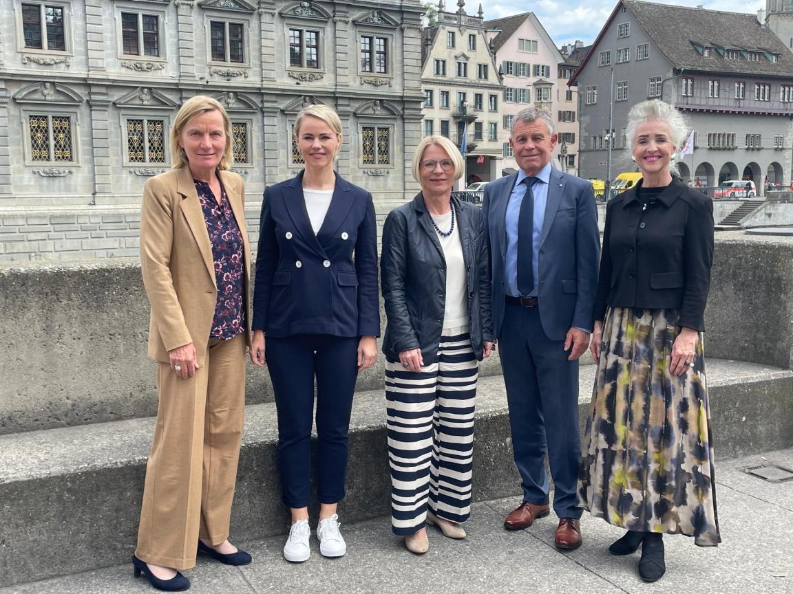 Gruppenbild vor dem Zürcher Rathaus
