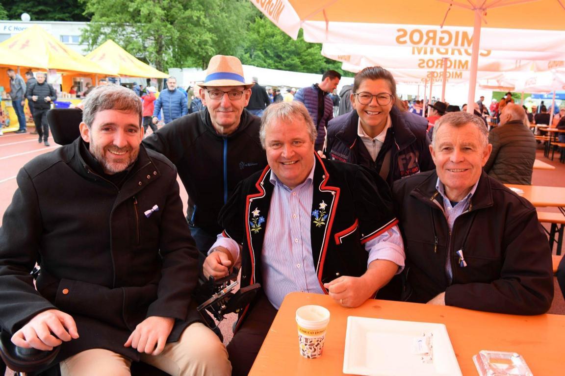 Gruppenbild in der Festbeiz des Schwingfests