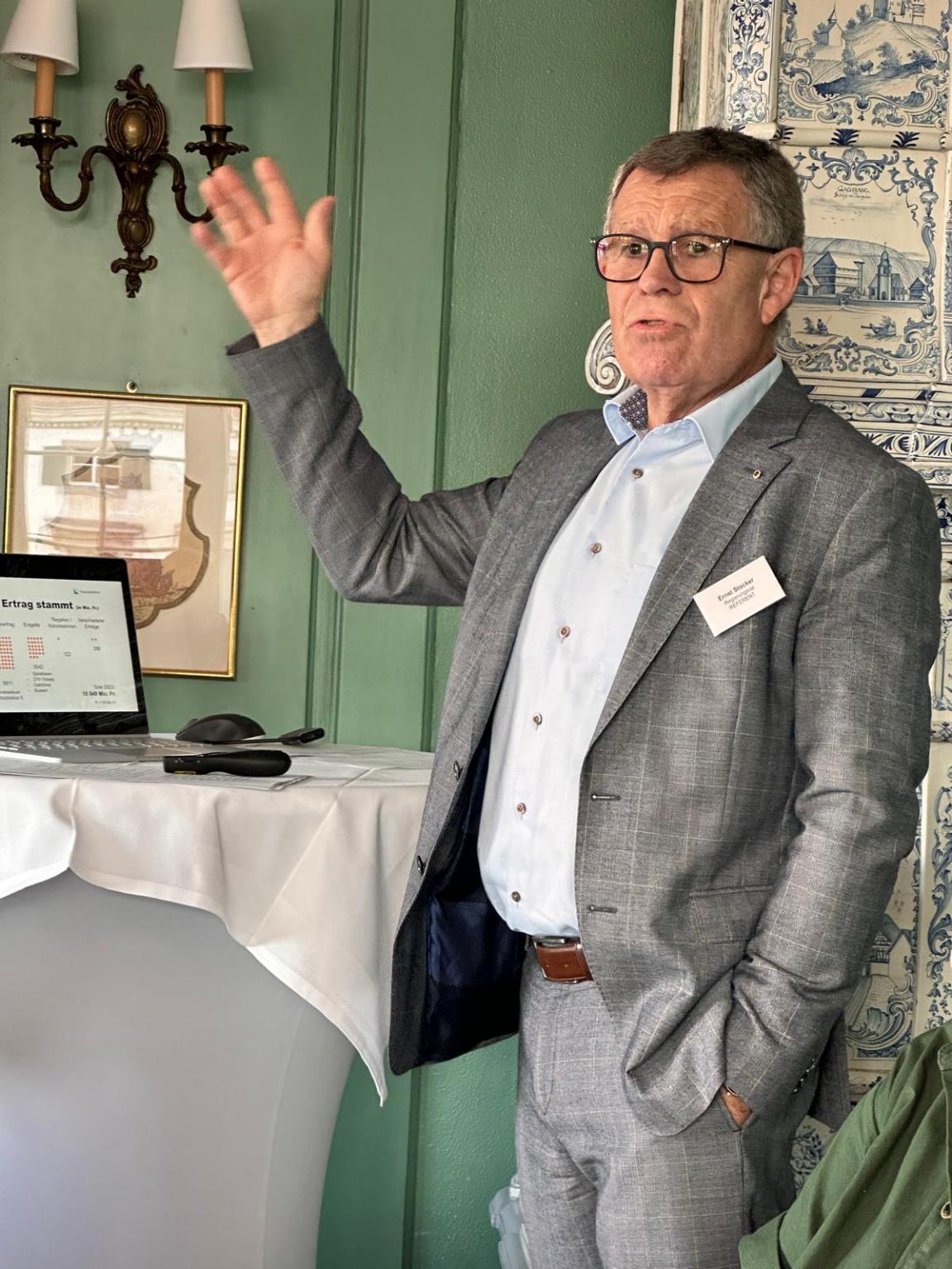 Regierungsrat Ernst Stocker spricht in einem historischen Zunftsaal über den Finanzhaushalt.