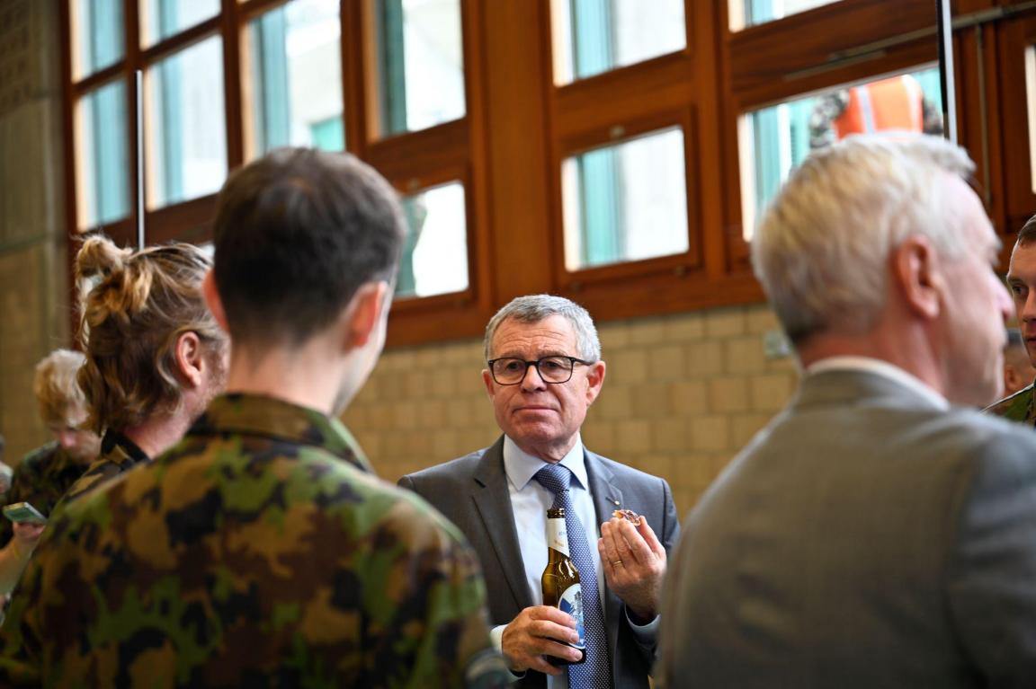 Regierungsrat Ernst Stocker beim Apéro an der Entlassungsfeier 2024