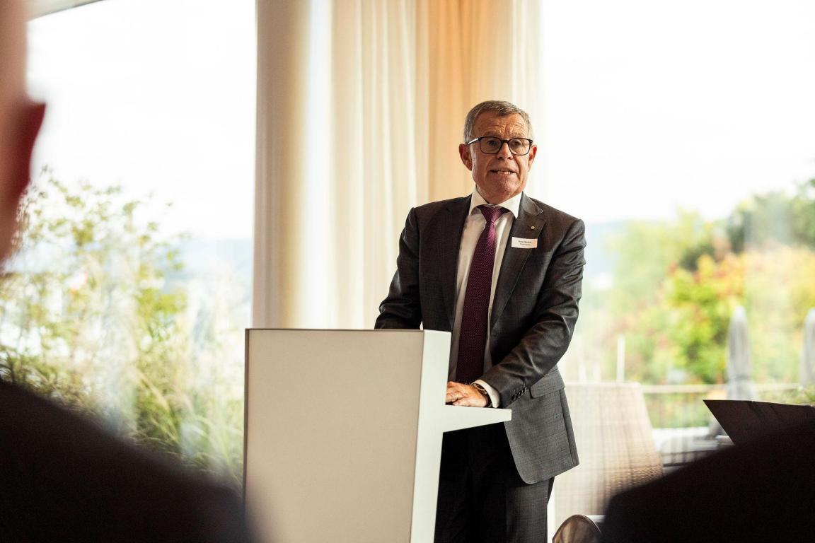 RR Ernst Stocker steht an einem Rednerpult und gratuliert dem Unternehmen Enzler Reinigungen zum Jubiläum. 