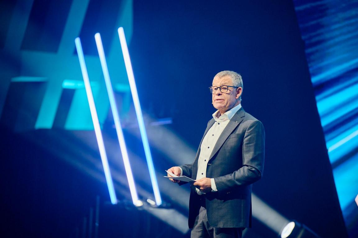 Regierungsrat Ernst Stocker spricht vor einer blau leuchtenden Leinwand zu den Teilnehmenden des 25. Wirtschaftsforums