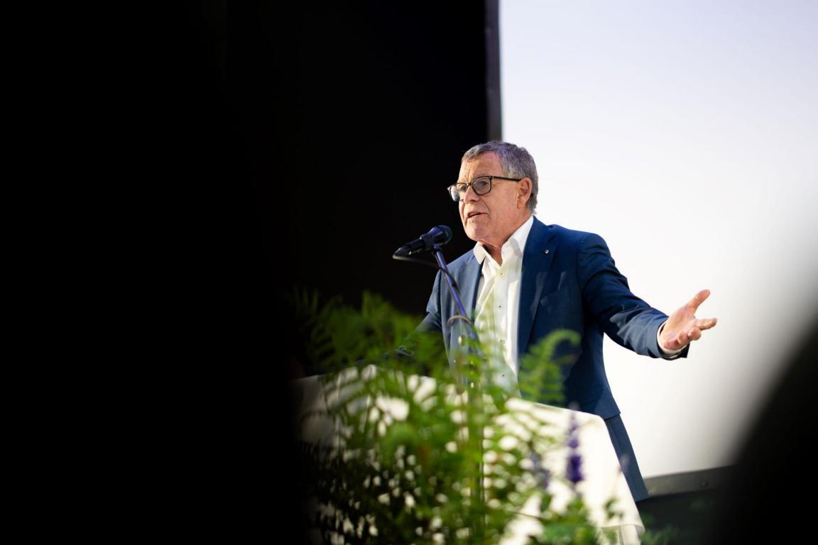 Regierungsrat Ernst Stocker gratuliert dem Unternehmen N. U. P  Umweltpflegetechnik zum Jubiläum