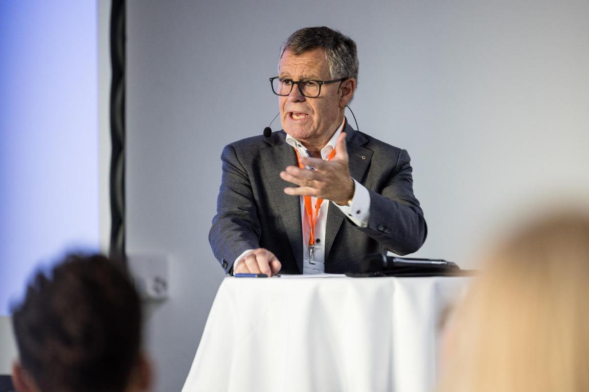 Regierungsrat Ernst Stocker hält an einem Stehtisch eine Rede.