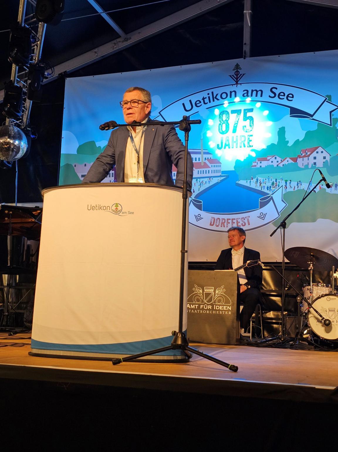 Regierungsrat Ernst Stocker hält ein Grusswort an der Jubiläumsfeier von Uetikon am See