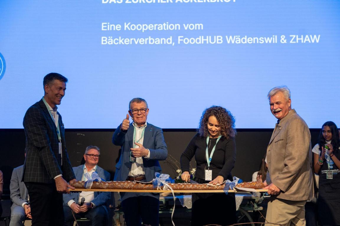 Regierungsrat Ernst Stocker und die Köchin Zineb Hattab 