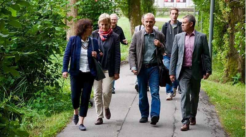 Regierungsrat Ernst Stocker auf einem Spaziergang mit Medienleuten.