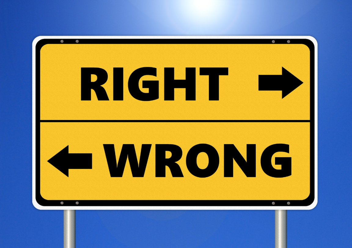 Strassenschild welches zwei entgegengesetze Richtungen Right und Wrong anzeigt.