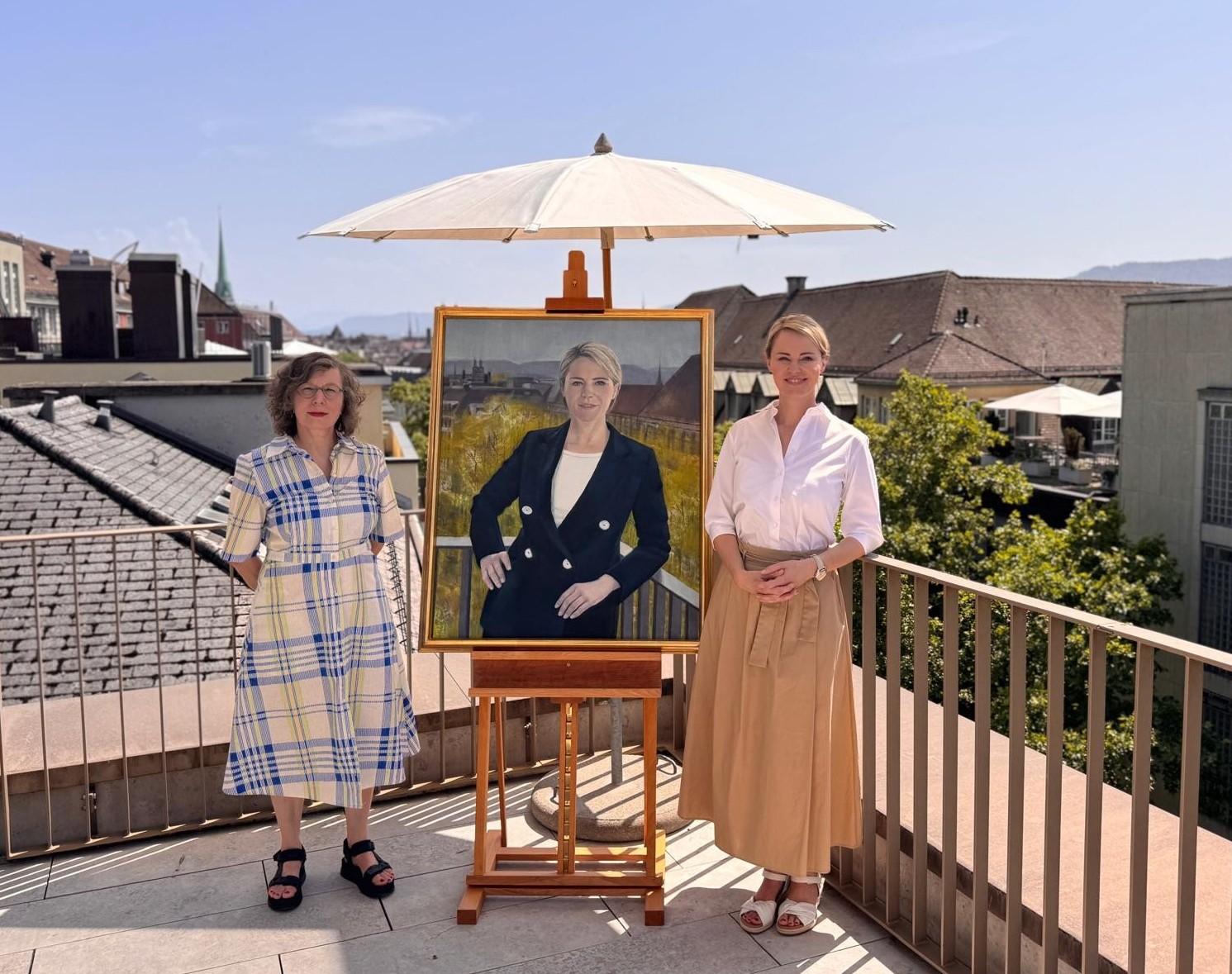 Künstlerin Corinne Güdemann und Regierungsrätin Natalie Rickli enthüllen Regierungsportrait auf der Dachterrasse der Gesundheitsdirektion.