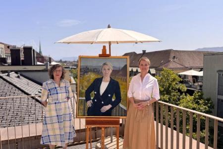 Künstlerin Corinne Güdemann und Regierungsrätin Natalie Rickli enthüllen Regierungsportrait auf der Dachterrasse der Gesundheitsdirektion.