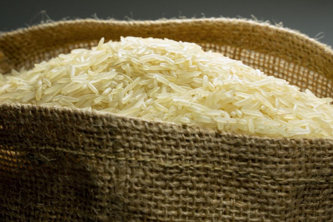 Basmati-Reis in Jute-Beutel