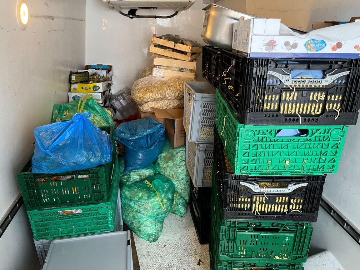 Kisten und Säcke stehen in einem Transporter durcheinander.