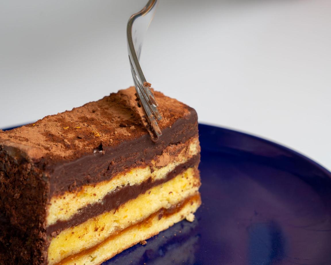 Das Foto zeigt eine Schokoladen-Vanilleschnitte. 