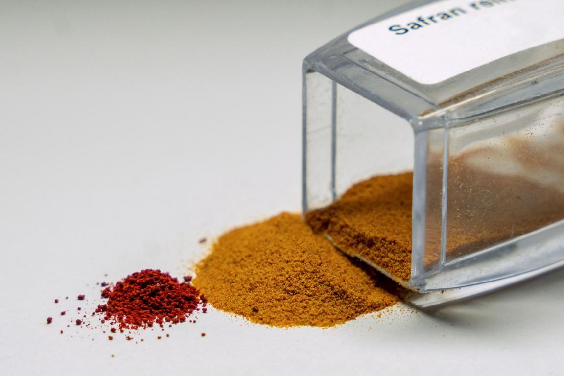 Das Foto zeigt mit Farbstoffen verfälschter Safran und echten Safran. 
