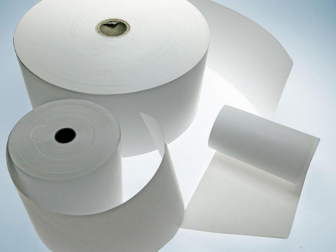 Das Foto zeigt verschiedene Papierrollen, die z.B. für Kassenzettel verwendet werden. 
