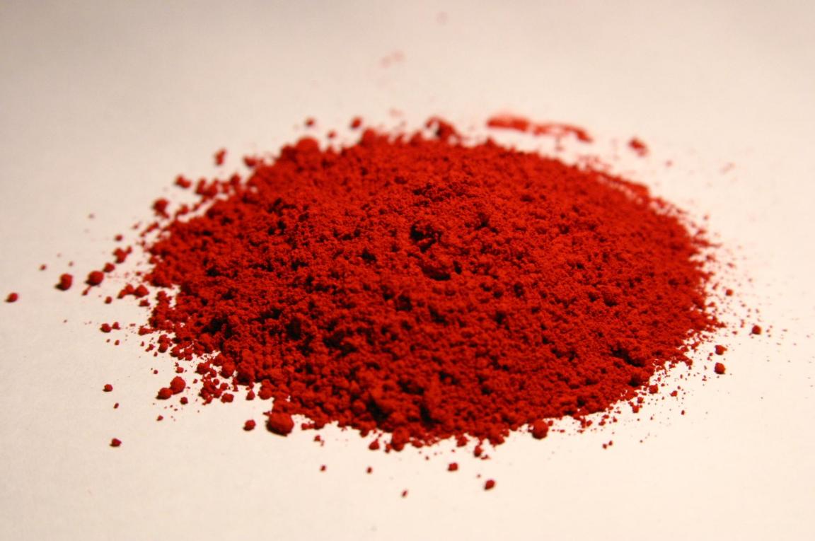Zu einem Haufen aufgetürmtes rotes Farbstoffpulver.