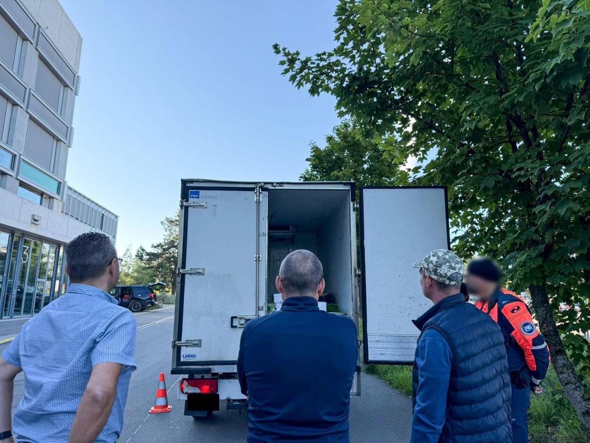 Ein Lebensmitteltransporter wird angehalten und kontrolliert.