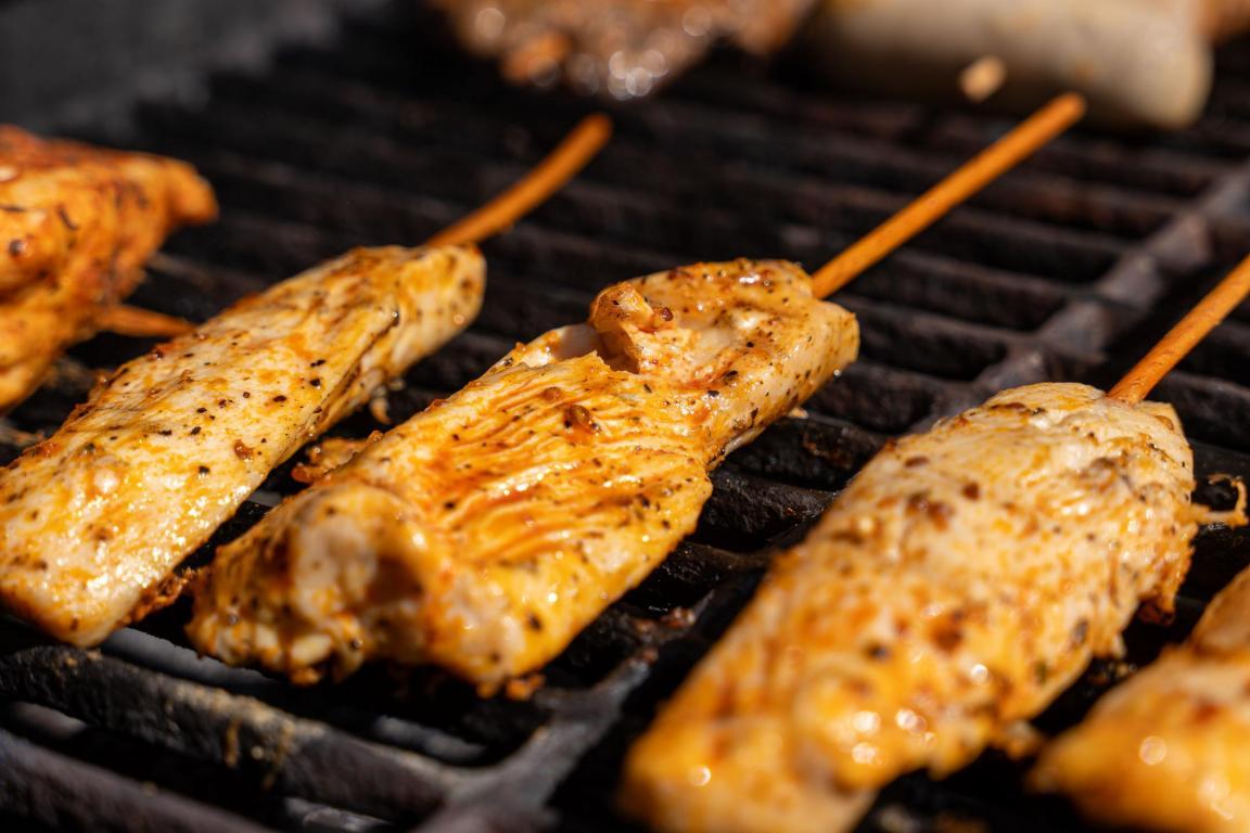 Marinierte Hähnchenbrustfilet-Spiesse auf einem Grill..