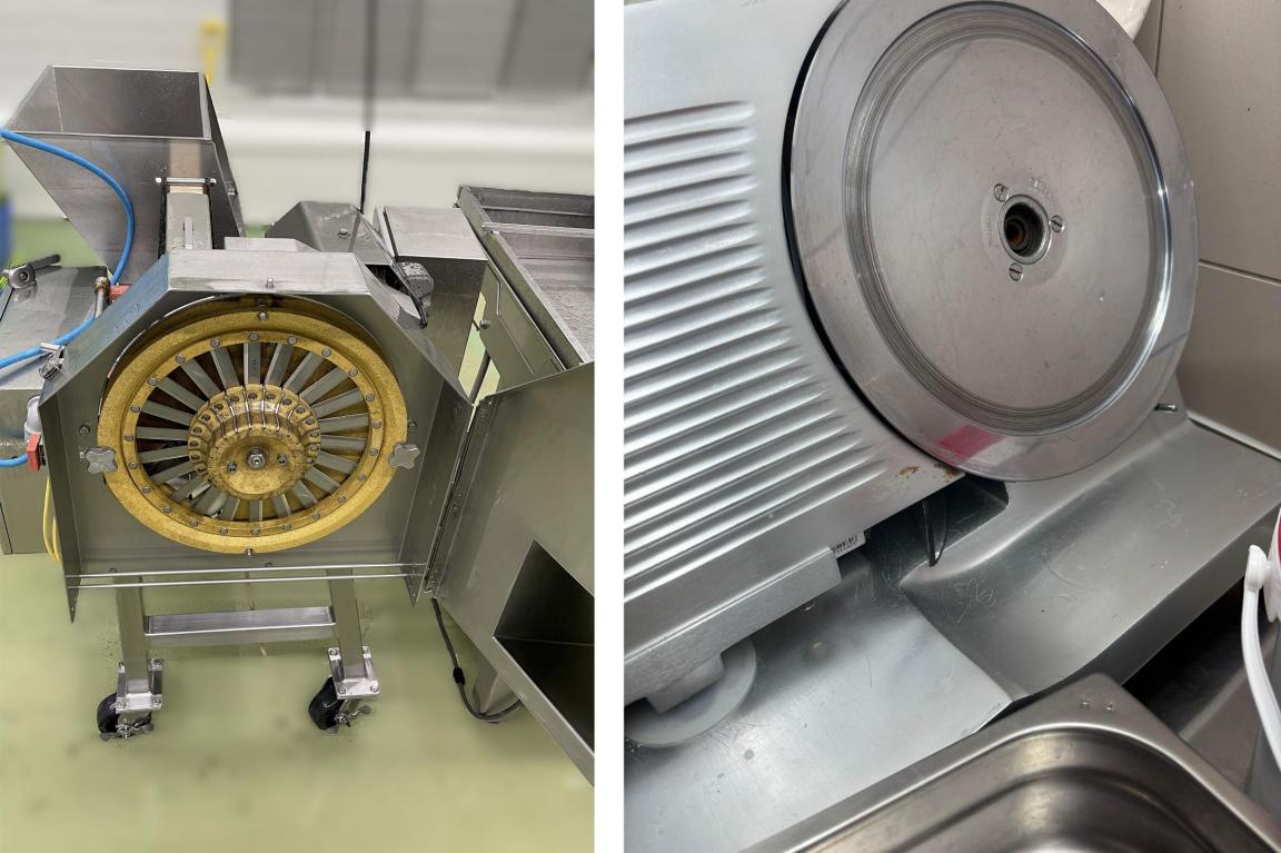 Industrie-Schneideanalge auf Rollen neben einer Aufschnittmaschine mit Rundmesser.