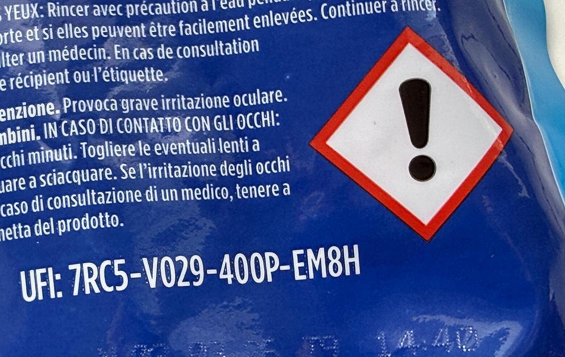 GHS-Gefahrenpiktogramm für «Ausrufezeichen» (Reizend) auf blauem Grund mit Text auf Französisch und Italienisch sowie einer UFI-Nummer: 7RC5-V029-400P-EM8H..
