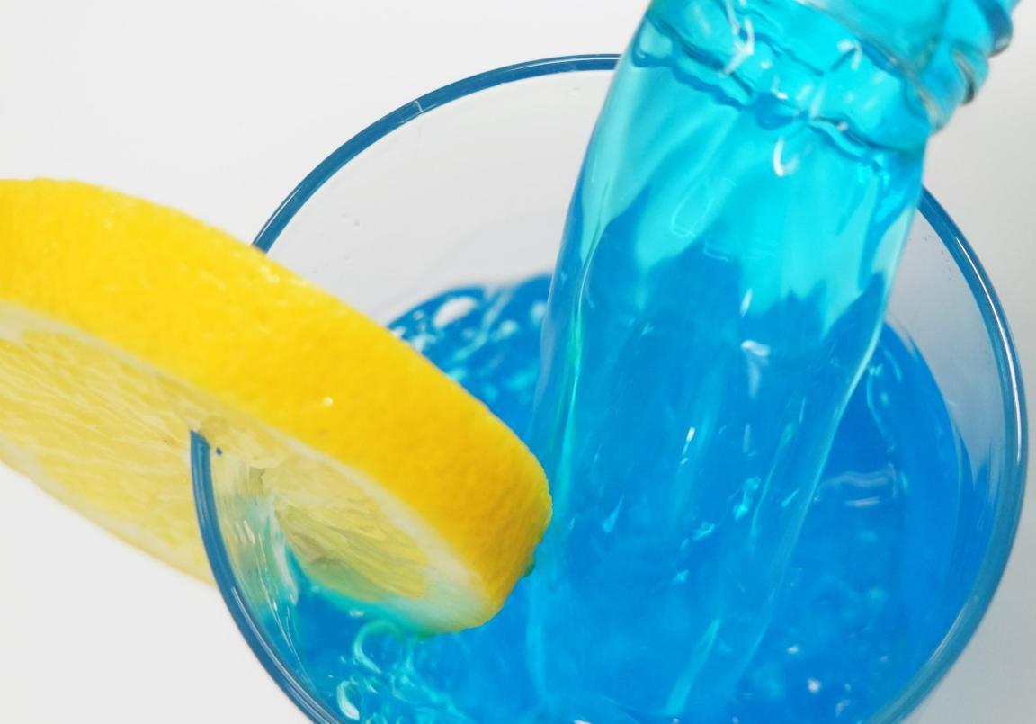 Das Foto zeigt blaue Limonade mit Zitronenschnitz