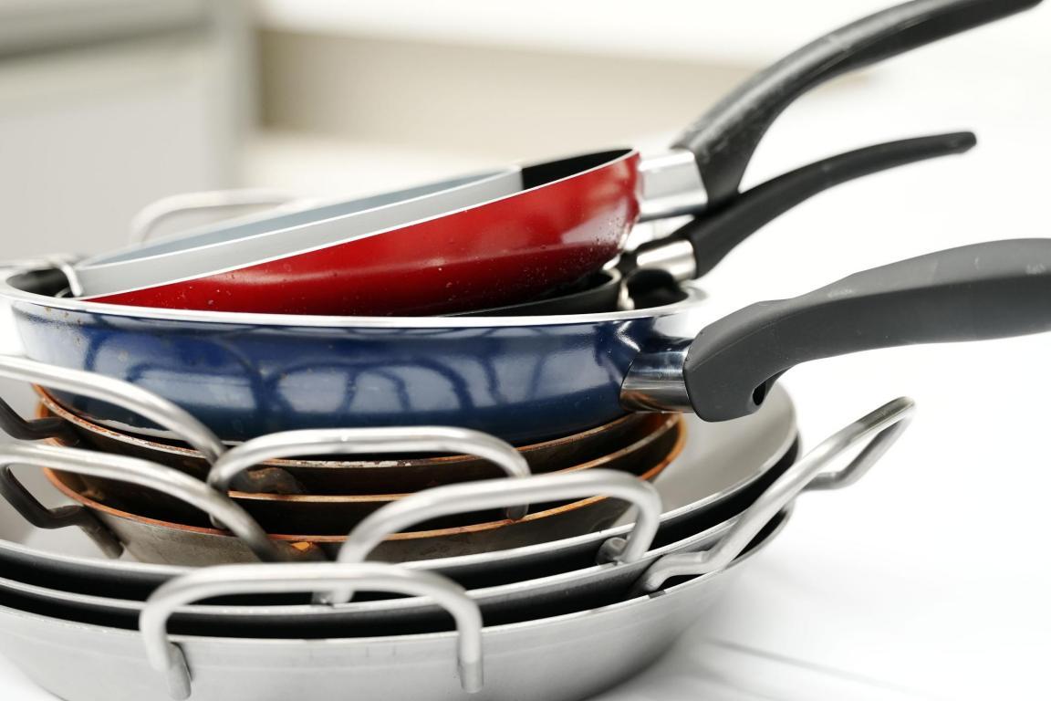 Pfannen ineinander gestapelt, von der Seite betrachtet