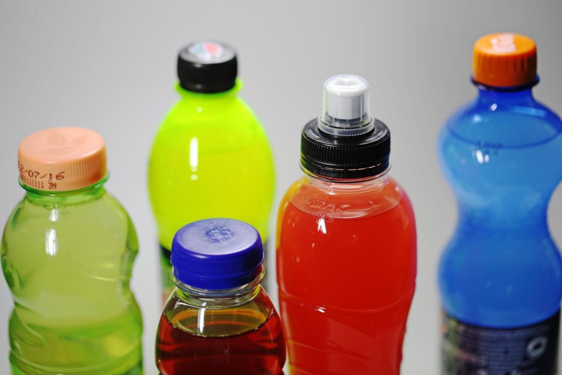 Das Foto zeigt farbige Limonaden