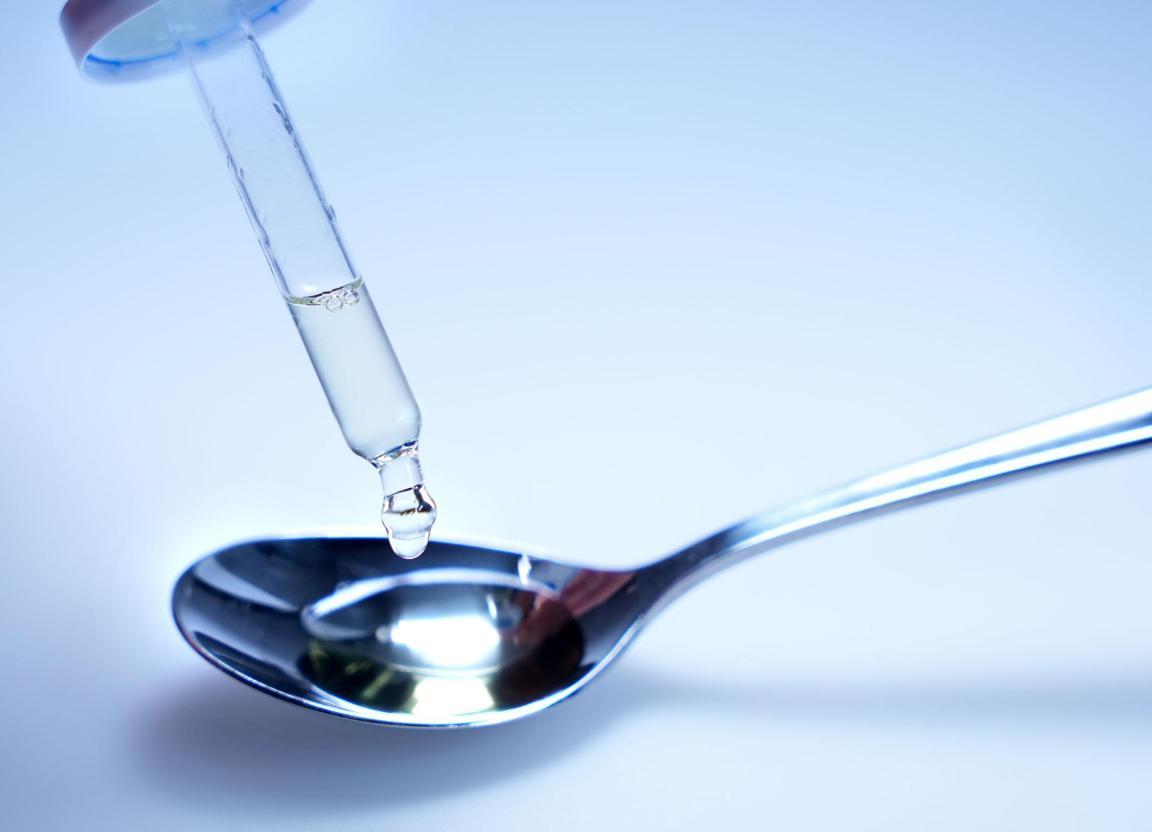 Löffel in den ein ein Nahrungsergänzungsmittel getropft wird