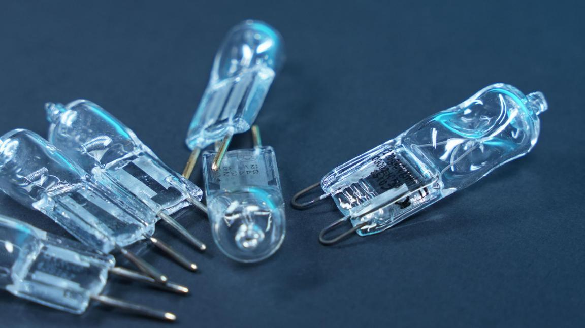 Das Foto zeigt Halogenlämpchen, die bald nicht mehr verkauft werden dürfen. 