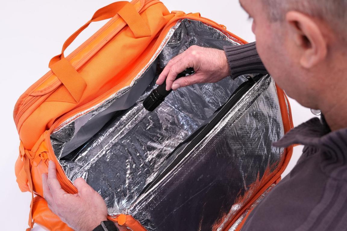 Hygienekontrolle einer Kuriertasche