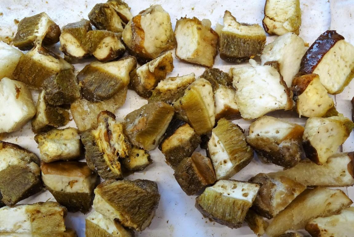 Steinpilzwürfel mit Frasslöchern, verursacht durch Insektenlarven