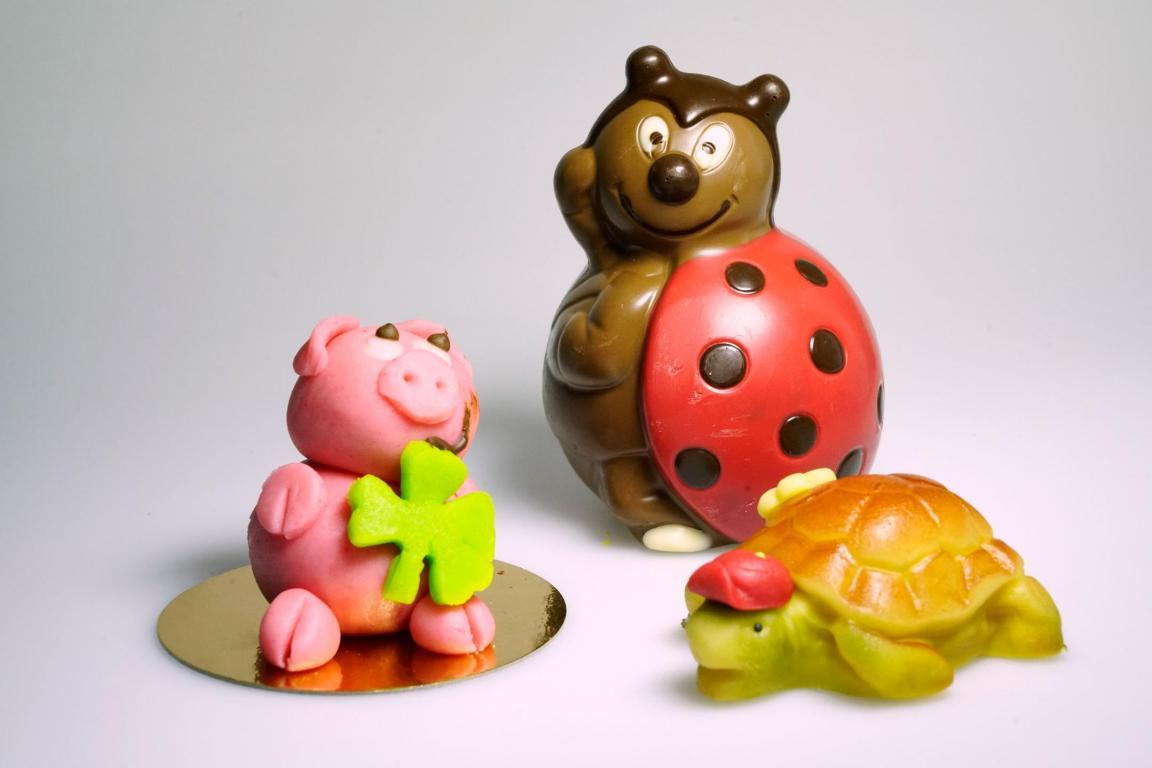 Zwei Marzipanfiguren und ein Glückskäfer aus Schokolade sind nur dank Farbstoffen so schön bunt. 