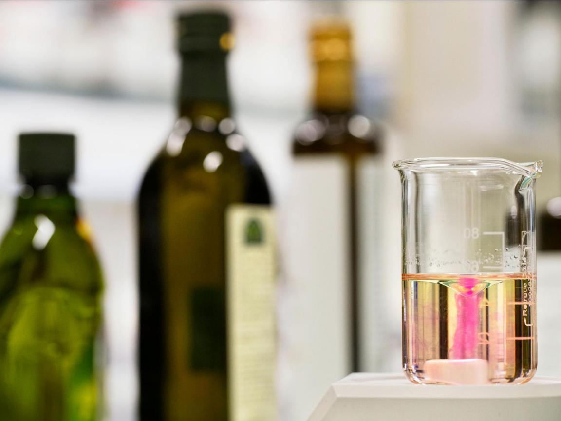Im Kantonalen Labor Zürich wird eine Olivenölprobe analysiert. 