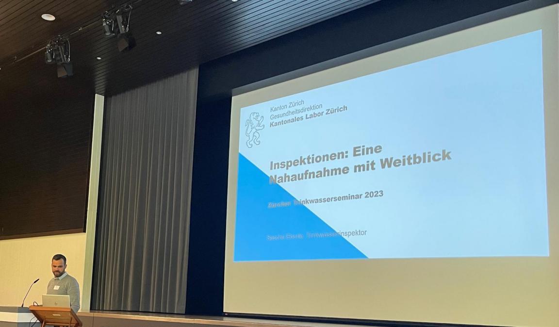 Der Trinkwasserkontrolleur Herr Sascha Eberle stellt im Rahmen des Trinkwasserseminars seine Tätigkeit vor.