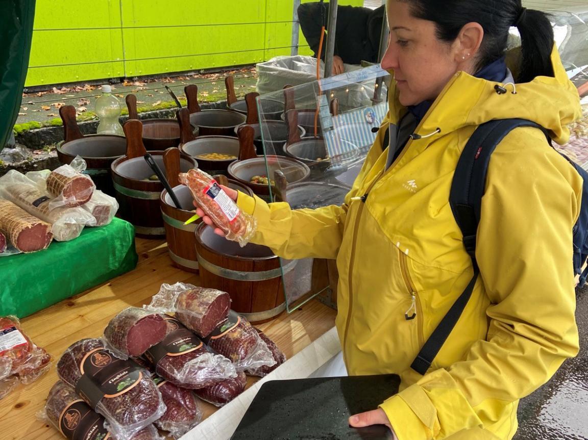 Lebensmittelkontrolleurin begutachtet ein Fleischerzeugnis