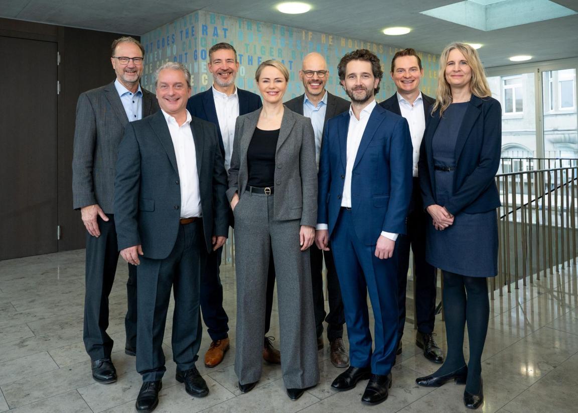 Die GL GD bestehend aus 6 Männern und zwei Frauen stehen in einer Reihe zusammen, davon in der Mitte stehend Gesundheitsdirektorin Natalie Rickli.