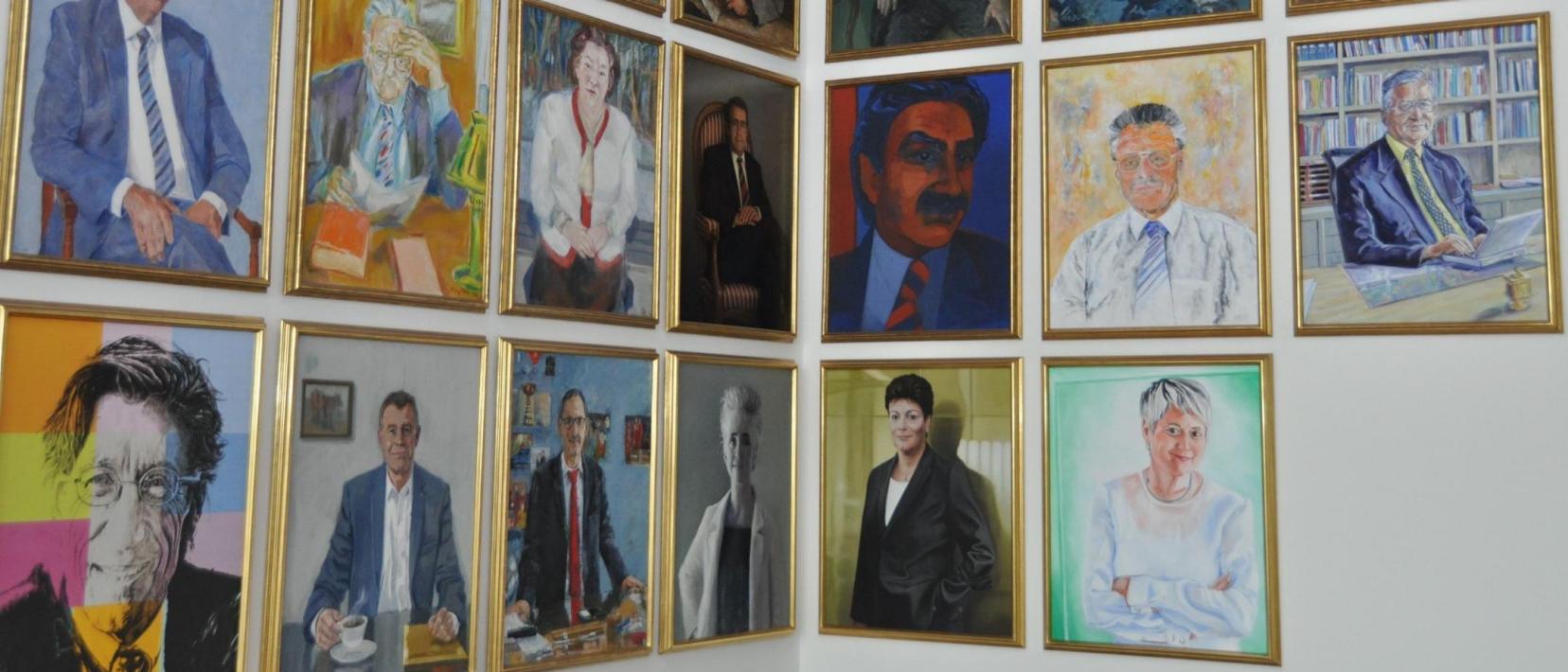  Aufnahme aus der Ahnengalerie mit Porträts der Regierungsrätinnen und -räte des Kantons Zürich