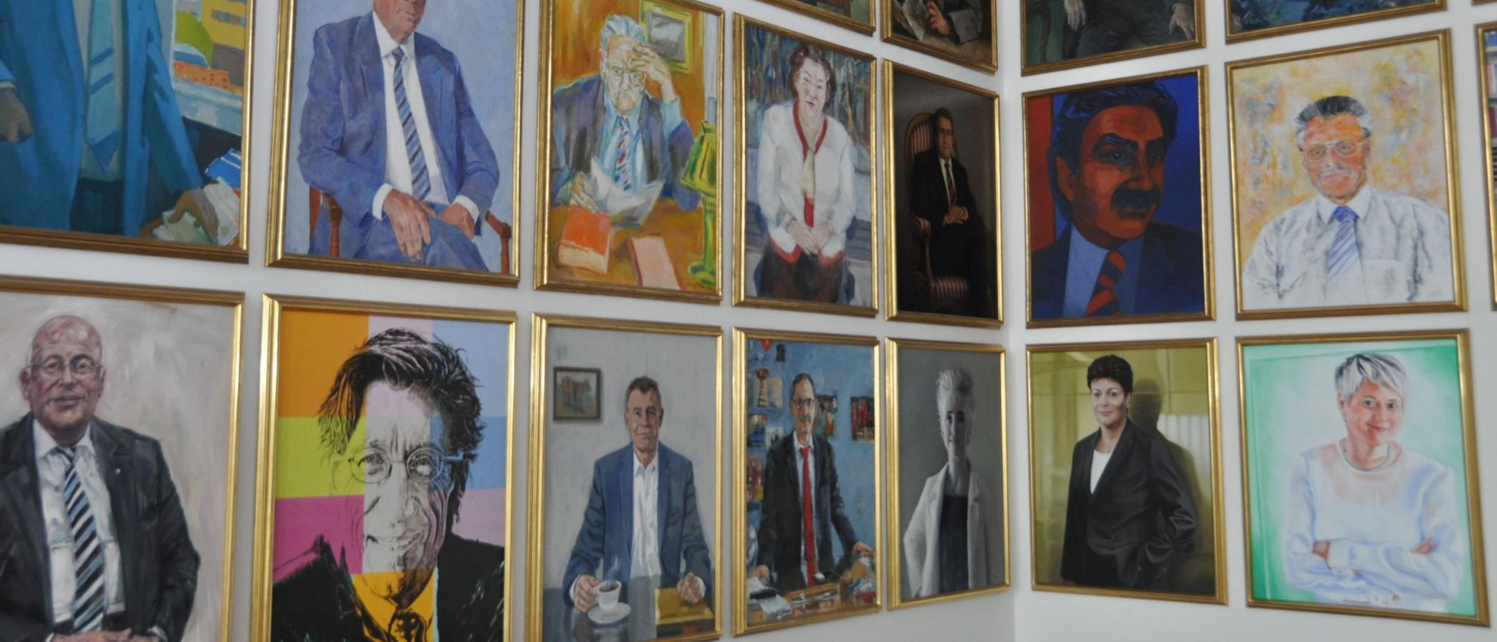 Aufnahme aus der Ahnengalerie mit Porträts der Regierungsrätinnen und -räte des Kantons Zürich