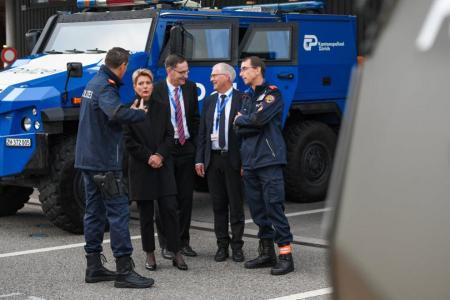 Federal Councillor Karin Keller-Sutter is shown by Government Councillor Mario Fehr, Head of the Migration Office Urs Betschart, and Head of the airport police Ueli Zoelly how the Schengen external border is protected.  Source: Zurich Cantonal Police Force