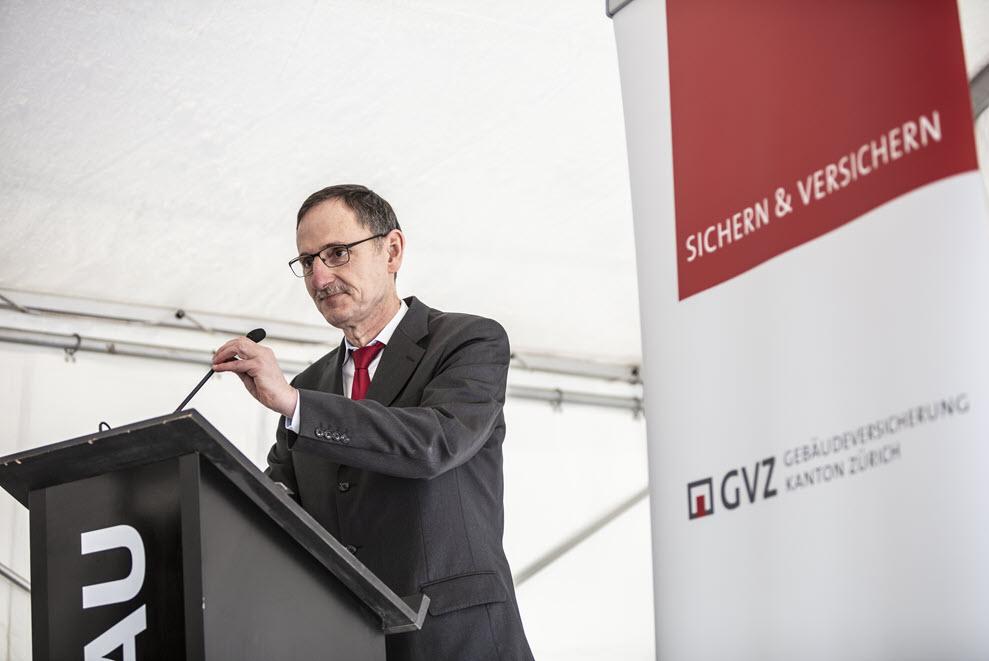 Regierungsrat Mario Fehr spricht am Spatenstich-Anlass der Gebäudeversicherung des Kantons Zürich in Wädenswil zu den Gästen.